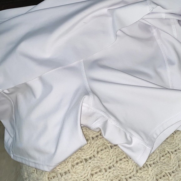 Tommy Hilfiger white tennis skirt size medium - Picture 4 of 4